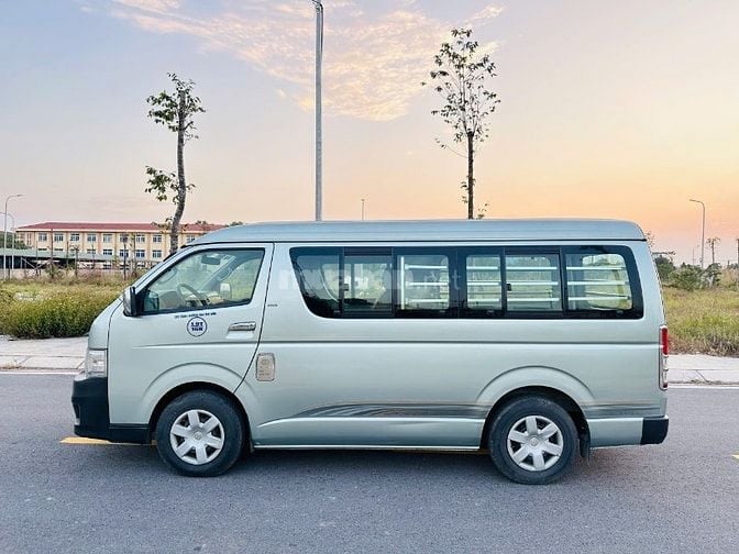 Bán Hiace tải van 6 chỗ đời 2011,máy xăng,tải 800kg