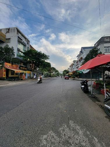 Bán lô đát tiệnkinh doanh ngay ngã tư Đường 25 Khu Biệt thự bên sông