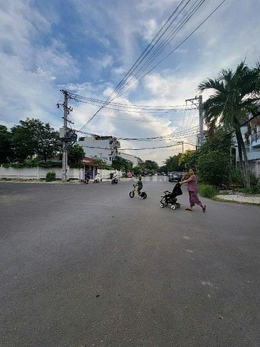 Bán lô đát tiệnkinh doanh ngay ngã tư Đường 25 Khu Biệt thự bên sông