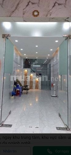 24,5 tỷ sở hữu nhà MT Cao Đạt với DT đất 100m2 cấu trúc 3 tầng