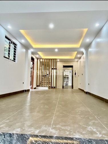 Bán nhà Ngọc Lâm mặt hồ, 50m2 x 7 tầng mới, thang máy, 7 chỗ vào nhà