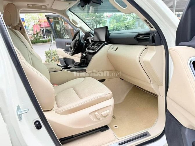 Bán Toyota Land Cruiser LC300, model 2022, tên công ty, biển Hà Nội.