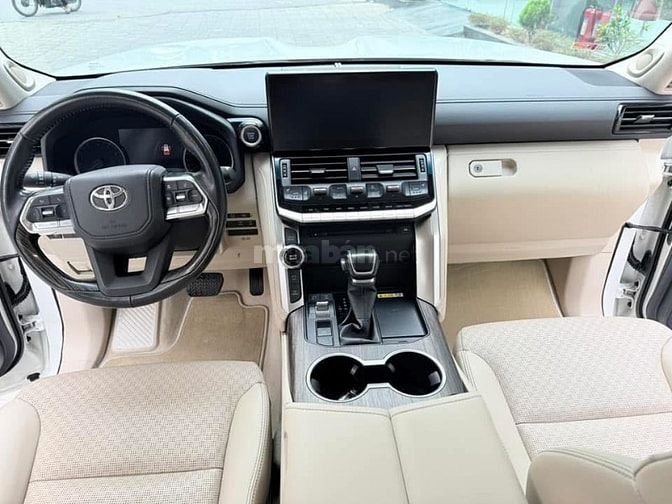 Bán Toyota Land Cruiser LC300, model 2022, tên công ty, biển Hà Nội.