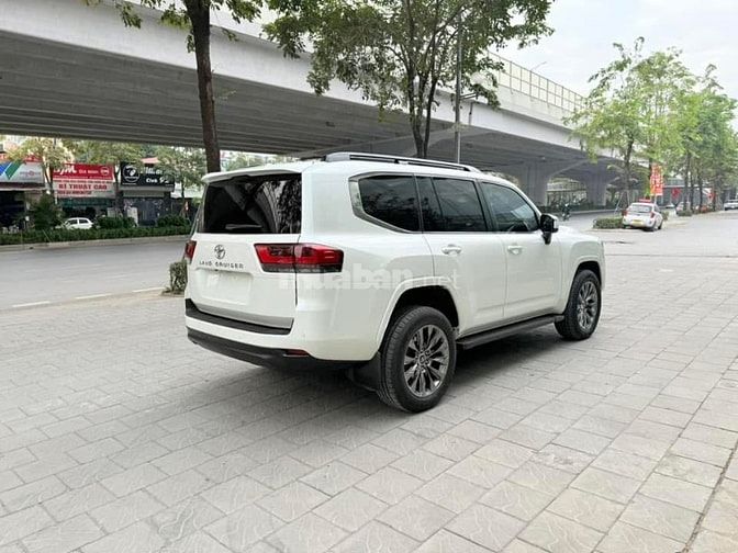 Bán Toyota Land Cruiser LC300, model 2022, tên công ty, biển Hà Nội.