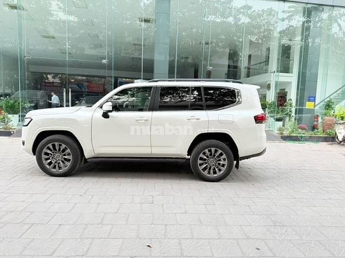 Bán Toyota Land Cruiser LC300, model 2022, tên công ty, biển Hà Nội.