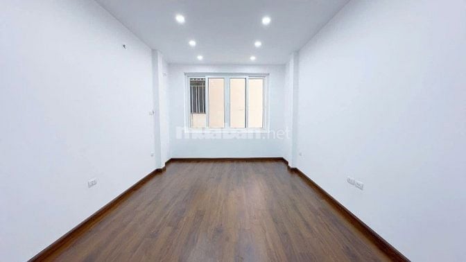 Cầu Giấy, ô tô đỗ cổng, thoáng sáng, sân xe, thông sàn, nở hậu, 39m2