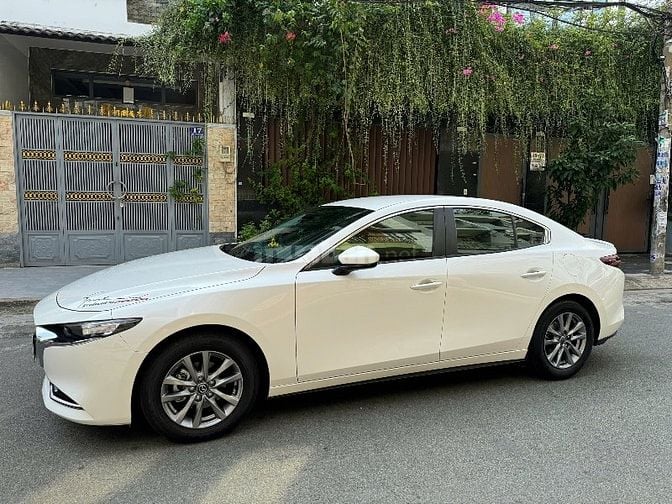 Mazda 3 1.5 Luxury Vin 2022 Đk T1/2023 màu trắng xe cực đẹp 