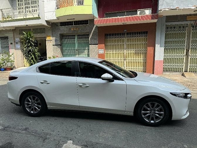 Mazda 3 1.5 Luxury Vin 2022 Đk T1/2023 màu trắng xe cực đẹp 