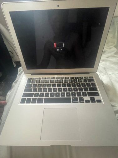 Bán macbook air 2017 còn mới ít sước, 5 triệu, đầy đủ cáp sạc, tặng tú