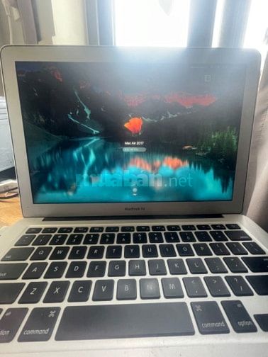 Bán macbook air 2017 còn mới ít sước, 5 triệu, đầy đủ cáp sạc, tặng tú