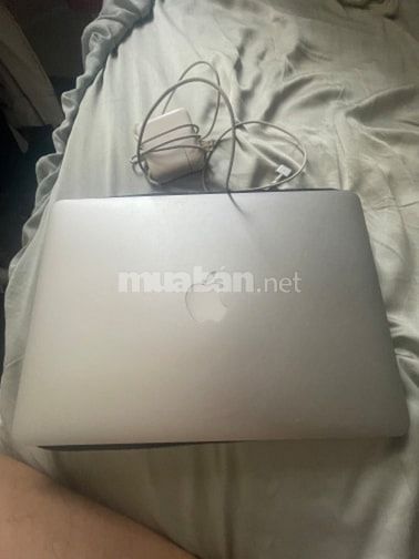 Bán macbook air 2017 còn mới ít sước, 5 triệu, đầy đủ cáp sạc, tặng tú