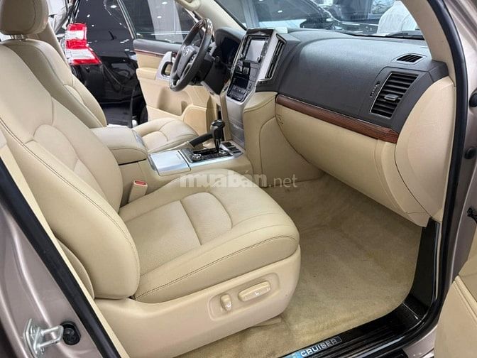 Bán Toyota Land Cruiser 4.6 V8 2016, màu vàng cát cực đẹp.