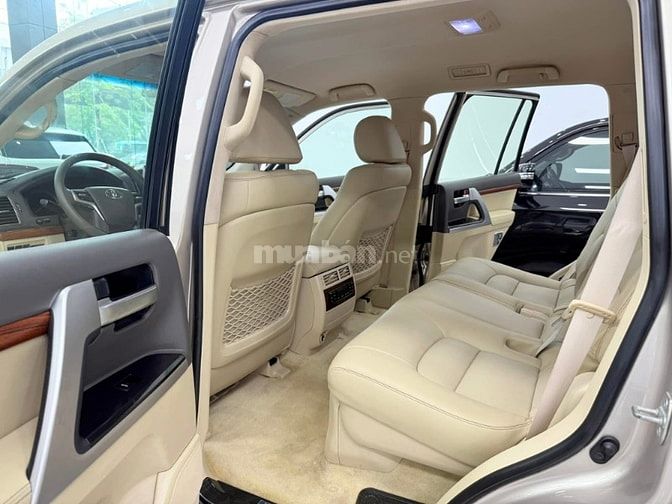 Bán Toyota Land Cruiser 4.6 V8 2016, màu vàng cát cực đẹp.