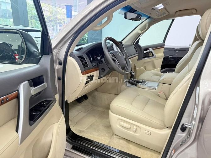 Bán Toyota Land Cruiser 4.6 V8 2016, màu vàng cát cực đẹp.