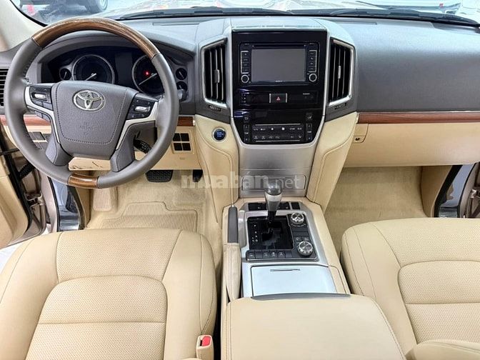 Bán Toyota Land Cruiser 4.6 V8 2016, màu vàng cát cực đẹp.