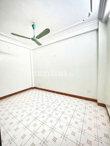 Cho thuê nguyên căn nhà 4 tầng, DT 50m2 phố Hoàng Văn Thái, Thanh Xuân