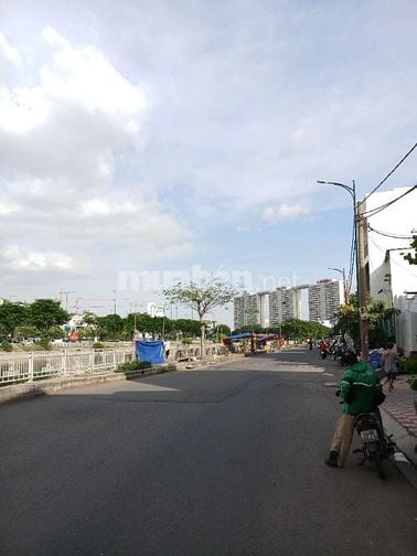 Nhà MT Ba Đình  F9Q8 View sông dt: 4m x 18m, nở hậu 6,5m, 2 lầu 