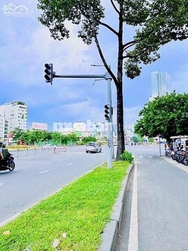 Vị Trí Bùng Binh Bến Thành -  11 Trần Hưng Đạo, P.Nguyễn Thái Bình, Q1