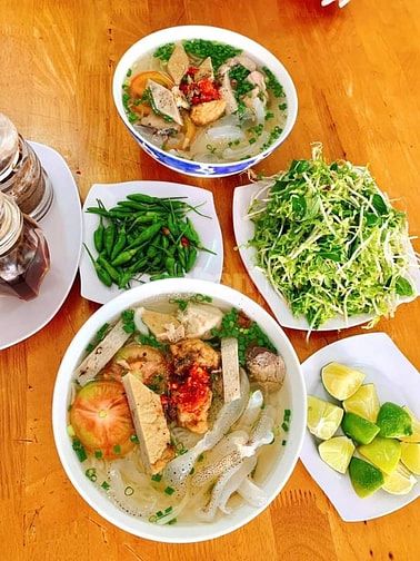 Tuyển Nam/Nữ Phụ quán Bún Riêu 