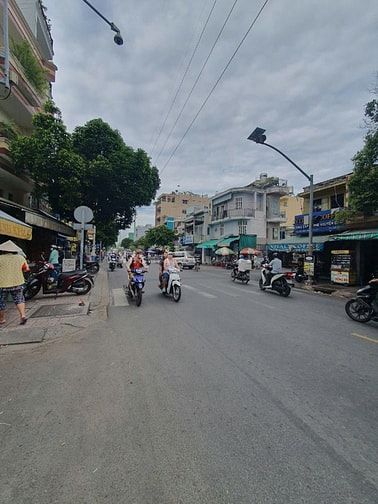 Cho thuê nhà hẻm nhựa 10m, gần Lê Đại Hành, DT: 342m2