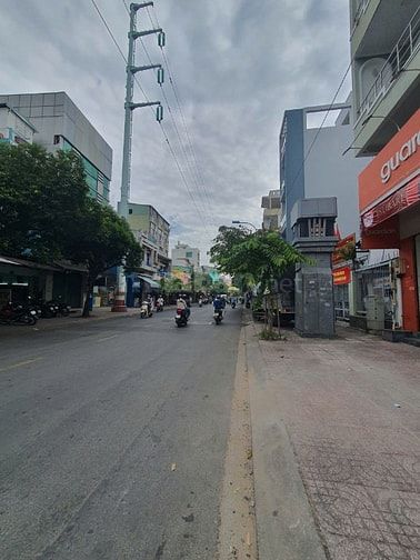 Cho thuê nhà hẻm nhựa 10m, gần Lê Đại Hành, DT: 342m2