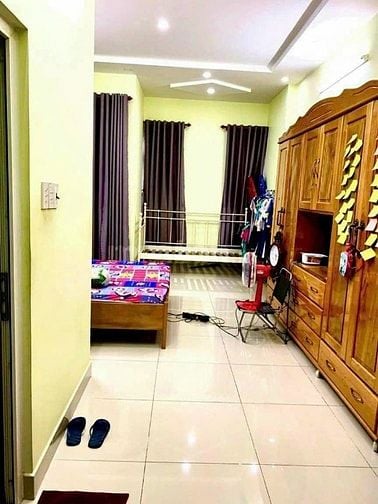 Nhà 2 tầng, rộng 102m2, 1 bước ra Đ. Lê Văn Việt, giá 6 tỷ 5 nhú