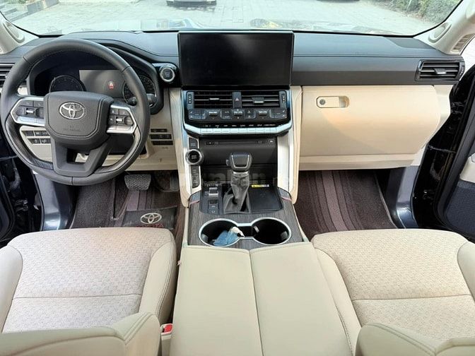 Land Cruiser LC300 siêu lướt, lăn bánh 5000 Km, bảo hành đến năm 2029.