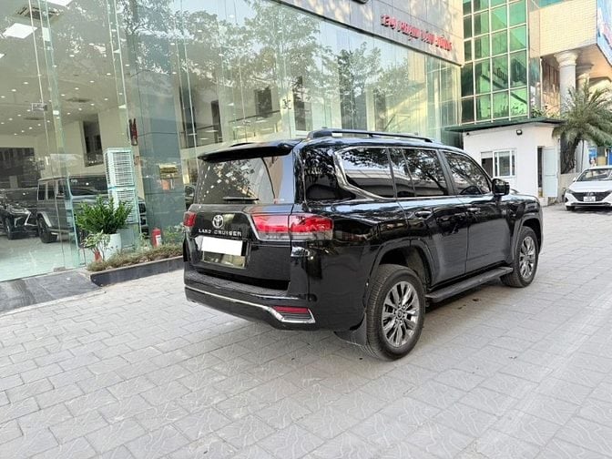 Land Cruiser LC300 siêu lướt, lăn bánh 5000 Km, bảo hành đến năm 2029.