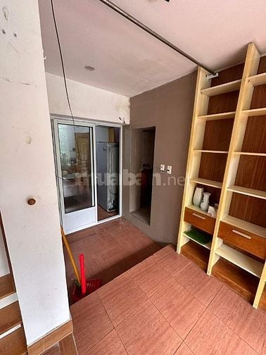 Cho thuê căn hộ tập thể (mặt đường) 80m2 tại số 7 Huỳnh Thúc Kháng