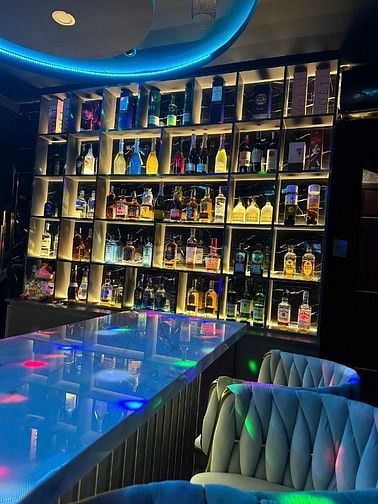 TUYỂN NHÂN VIÊN NỮ QUẦY BAR Q1