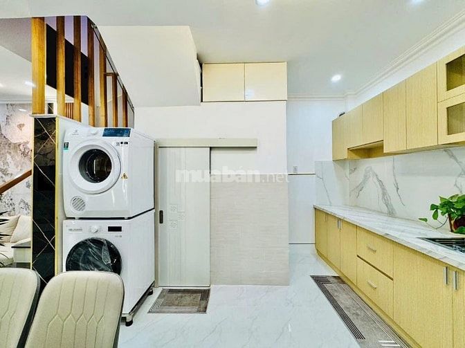 Cần vốn làm ăn, bán gấp nhà 54m2 ngay Trần Văn Đang, Q3. Giá: 2 Tỷ 550