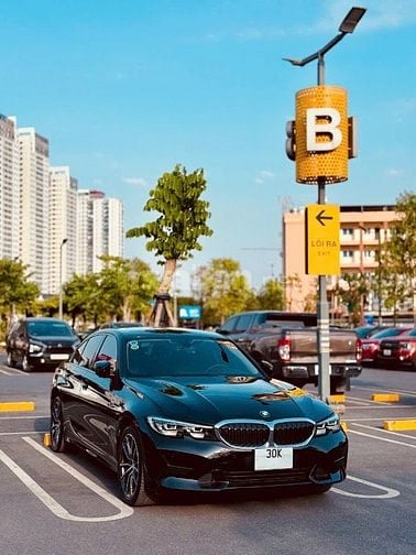 - Bmw 320i sportline  - Sx 2022 đăng kí lăn bánh 2023 odo 2 vạn 