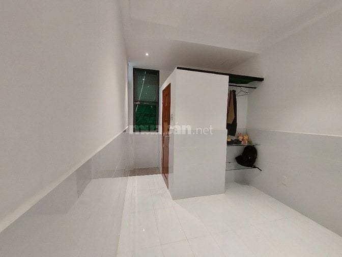 Phòng mới xây, có cửa sổ, bếp, toilet, giờ tự do