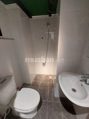 Phòng mới xây, có cửa sổ, bếp, toilet, giờ tự do