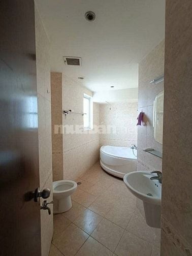 Cho thuê căn hộ Hùng Vương Plaza, DT130m2, 3Pn, 3Wc, có máy lạnh, rèm