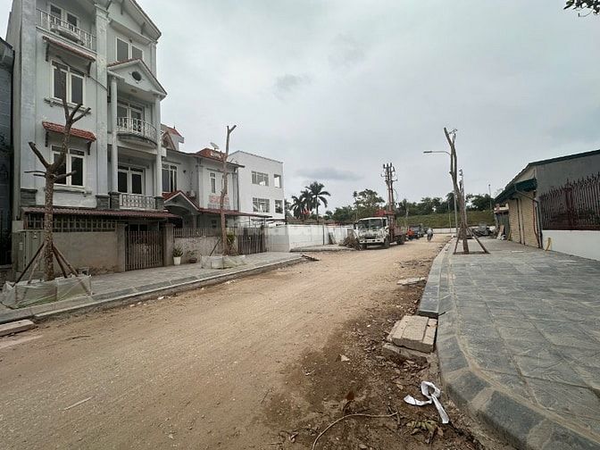 Bán lô đất đẹp 113,7m2 cách đường ô tô 20m, ngay cạnh UBND