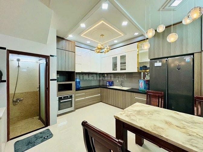 Kẹt tiền bán gấp! Nhà 70m2 Hoàng Hoa Thám, P7, Bình Thạnh. Xây 4 tầng