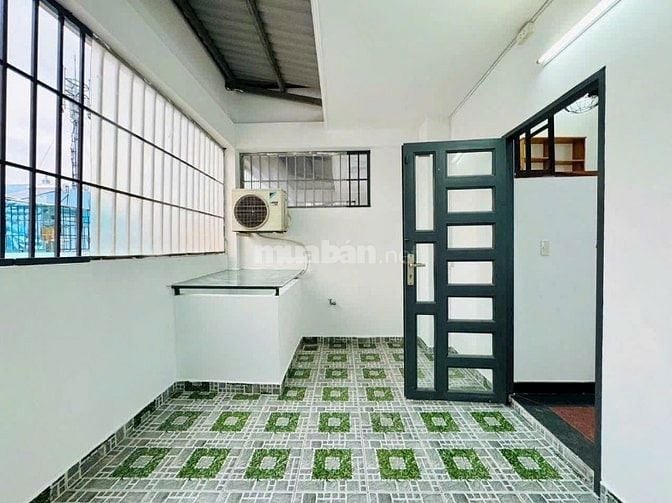 Kẹt tiền bán gấp! Nhà 70m2 Hoàng Hoa Thám, P7, Bình Thạnh. Xây 4 tầng