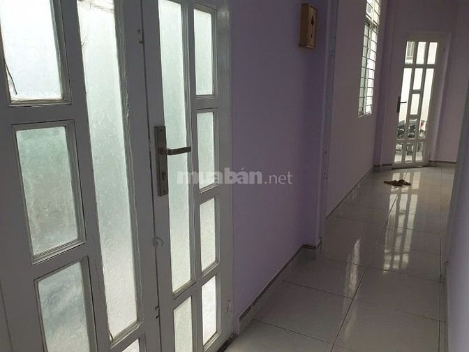 Nhà trệt có chiều ngang 5,5m,  dien tích 60m2, phòng khách rộng