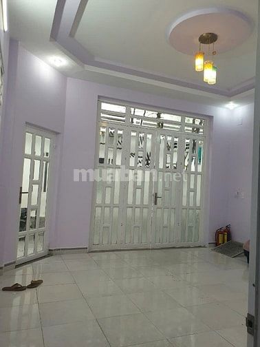 Nhà trệt có chiều ngang 5,5m,  dien tích 60m2, phòng khách rộng