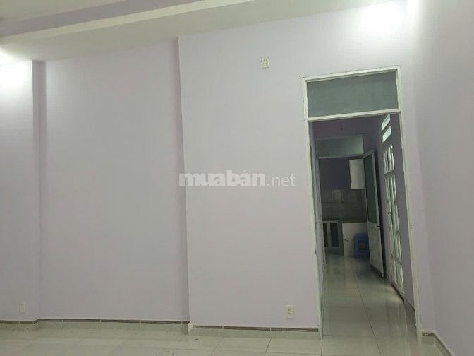 Nhà trệt có chiều ngang 5,5m,  dien tích 60m2, phòng khách rộng