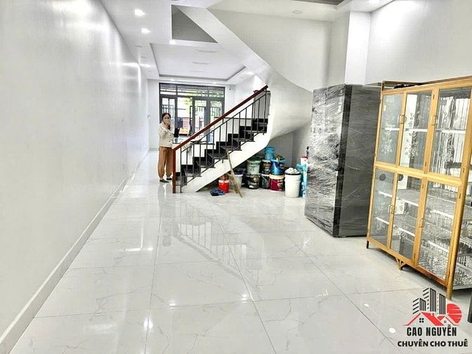 Nhà 3 lầu 6 phòng ngủ 7wc, khu tên lửa, đường 10m. 