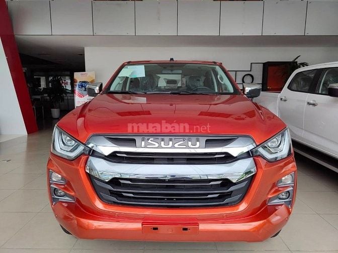 Em đang sẵn Dmax hilander màu xanh-bạc giao ngay