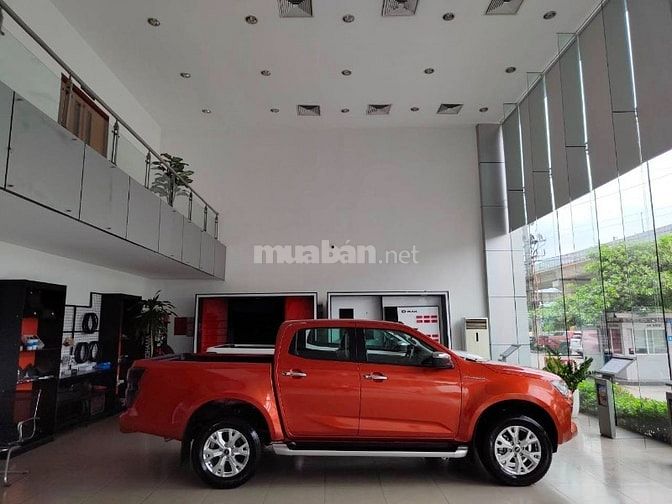 Em đang sẵn Dmax hilander màu xanh-bạc giao ngay