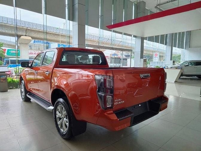 Em đang sẵn Dmax hilander màu xanh-bạc giao ngay