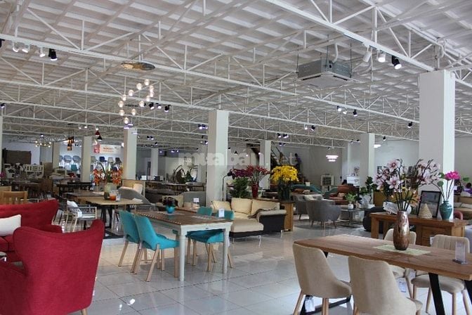 NHÂN VIÊN BÁN HÀNG TAI SHOWROOM QUẬN 2