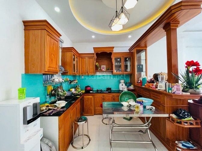 NHÀ BA TẦNG, MỚI, ĐẸP, NỞ HẬU 146M2 ĐẤT GẦN VINCOM Q9 BÁNH NHANH 10T