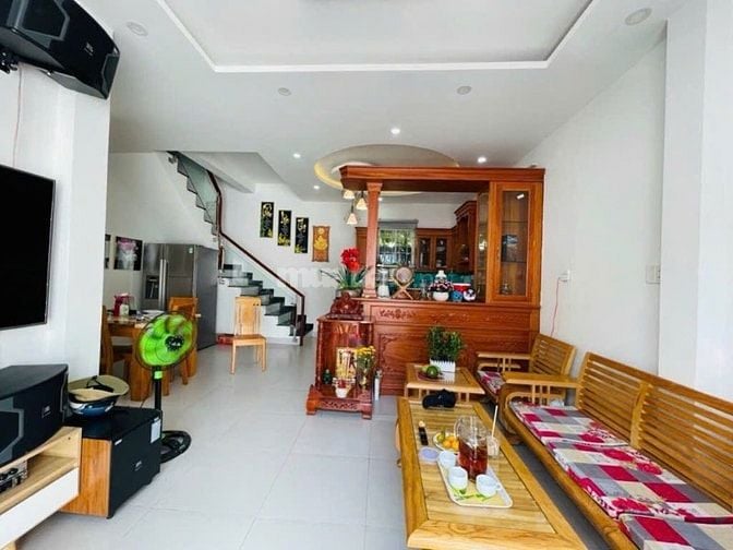 NHÀ BA TẦNG, MỚI, ĐẸP, NỞ HẬU 146M2 ĐẤT GẦN VINCOM Q9 BÁNH NHANH 10T