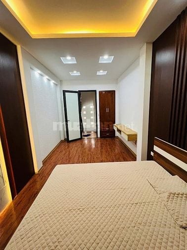 Bán nhà Kim Mã, gần ĐSQ Thuỵ Điển, 5 tầng full nội thất đón Tết