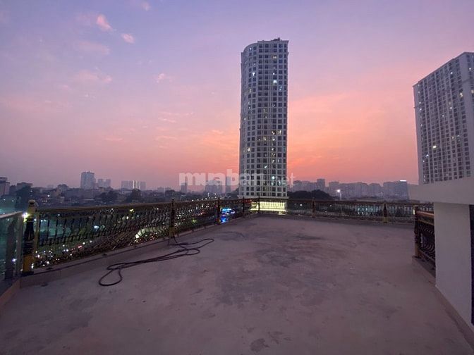 Chính chủ cho thuê văn phòng có rooftop cạnh Royal City (có video)